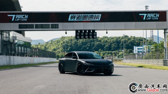 1ǼL7 Snake Performance_.jpg